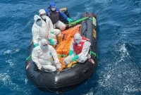 Tim SAR saat mengevakuasi jenazah korban KM Virgo Transport 8 di perairan Masalembo, Madura, Selat Jawa. (Foto: Basarnas)