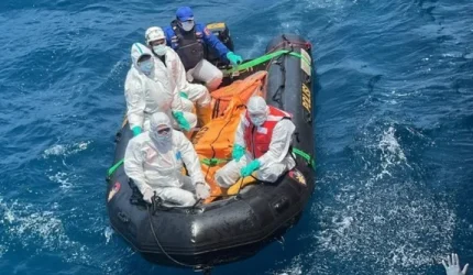 Tim SAR mengevakuasi jenazah korban KM Virgo Transport 8 di perairan Masalembo.