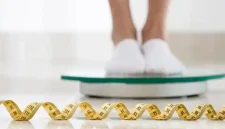Dokter menjelaskan alasan dan waktu yang tepat untuk menimbang berat badan saat menjalani program penurunan berat badan.(Foto : jcomp/tribunnews.com)