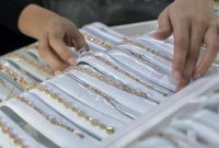 Emas batangan gramasi kecil semakin diminati Gen Z dan milenial di tengah perubahan daya beli masyarakat.(Foto : Ilustrasi. Perhiasan CNN Indonesia/Safir Makki)