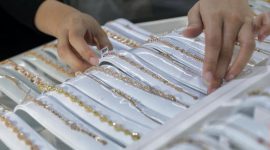 Emas batangan gramasi kecil semakin diminati Gen Z dan milenial di tengah perubahan daya beli masyarakat.(Foto : Ilustrasi. Perhiasan CNN Indonesia/Safir Makki)