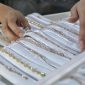 Emas batangan gramasi kecil semakin diminati Gen Z dan milenial di tengah perubahan daya beli masyarakat.(Foto : Ilustrasi. Perhiasan CNN Indonesia/Safir Makki)