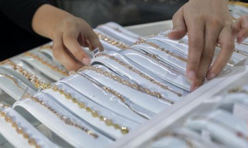 Emas batangan gramasi kecil semakin diminati Gen Z dan milenial di tengah perubahan daya beli masyarakat.(Foto : Ilustrasi. Perhiasan CNN Indonesia/Safir Makki)
