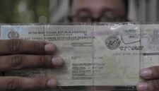 Ilustrasi STNK digital yang kini dapat digunakan pengendara melalui aplikasi Digital Korlantas.(Foto : CNNIndonesia /Adhi Wicaksono)