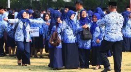 Guru PPPK berpeluang beralih menjadi ASN pusat dan mengikuti seleksi PNS pada 2027.(Ilustrasi. Foto: Ricardo/JPNN.com)