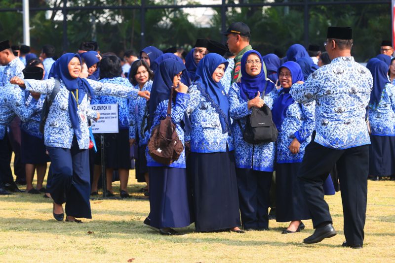 Guru PPPK berpeluang beralih menjadi ASN pusat dan mengikuti seleksi PNS pada 2027.(Ilustrasi. Foto: Ricardo/JPNN.com)