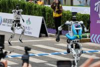 Foto: Robot humanoid Tiangong Ultra dalam ajang Humanoid Robot Half Marathon di Beijing, China, 19 April 2026. (REUTERS/Maxim Shemetov)