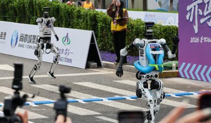 Robot humanoid Tiangong Ultra mengikuti lomba lari di Beijing, China.