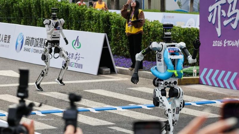 Foto: Robot humanoid Tiangong Ultra dalam ajang Humanoid Robot Half Marathon di Beijing, China, 19 April 2026. (REUTERS/Maxim Shemetov)