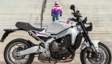 Yamaha XSR900 2027 hadir dengan warna Neon White yang mengusung nuansa balap era 1990-an untuk pasar Eropa.(Foto : Paultan)
