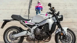 Yamaha XSR900 2027 hadir dengan warna Neon White yang mengusung nuansa balap era 1990-an untuk pasar Eropa.(Foto : Paultan)