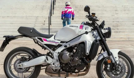 Yamaha XSR900 2027 warna Neon White dengan desain retro terinspirasi motor balap YZF750R 1993.