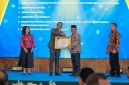 Kemensos meraih predikat AA dan nilai 100 pada IRH 2026. Penghargaan diterima Sekjen M. Hasan Chabibie di Jakarta, Kamis (15/10/2026). Foto: Kemensos RI