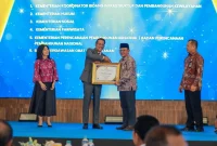 Kemensos meraih predikat AA dan nilai 100 pada IRH 2026. Penghargaan diterima Sekjen M. Hasan Chabibie di Jakarta, Kamis (15/10/2026). Foto: Kemensos RI