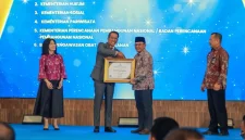 Kemensos meraih predikat AA dan nilai 100 pada IRH 2026. Penghargaan diterima Sekjen M. Hasan Chabibie di Jakarta, Kamis (15/10/2026). Foto: Kemensos RI