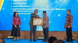 Kemensos meraih predikat AA dan nilai 100 pada IRH 2026. Penghargaan diterima Sekjen M. Hasan Chabibie di Jakarta, Kamis (15/10/2026). Foto: Kemensos RI