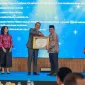Kemensos meraih predikat AA dan nilai 100 pada IRH 2026. Penghargaan diterima Sekjen M. Hasan Chabibie di Jakarta, Kamis (15/10/2026). Foto: Kemensos RI