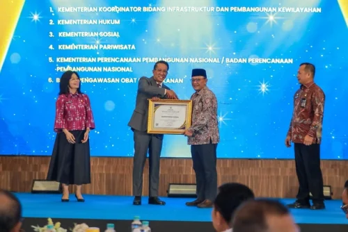Kemensos meraih predikat AA dan nilai 100 pada IRH 2026. Penghargaan diterima Sekjen M. Hasan Chabibie di Jakarta, Kamis (15/10/2026). Foto: Kemensos RI