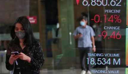 IHSG melemah 1,3 persen, saham BBCA dan ANTM menguat.