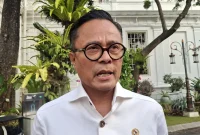 COO Danantara Dony Oskaria saat menyampaikan rencana pembelian saham BUMN.