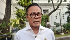 COO Danantara Dony Oskaria saat menyampaikan rencana pembelian saham BUMN.