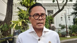 COO Danantara Dony Oskaria saat menyampaikan rencana pembelian saham BUMN.