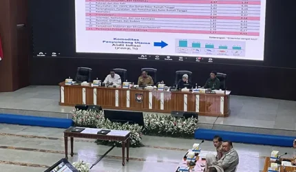 Mendagri Tito Karnavian meminta pemerintah daerah mengendalikan kenaikan harga beras dan daging ayam melalui operasi pasar.