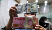 Rupiah melemah ke Rp18.033 per dolar AS di tengah sentimen pasar dan kebijakan suku bunga Bank Indonesia.(Foto : Kapanlagi.com/Budy Santoso)