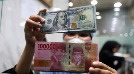 Rupiah melemah ke Rp18.033 per dolar AS di tengah sentimen pasar dan kebijakan suku bunga Bank Indonesia.(Foto : Kapanlagi.com/Budy Santoso)