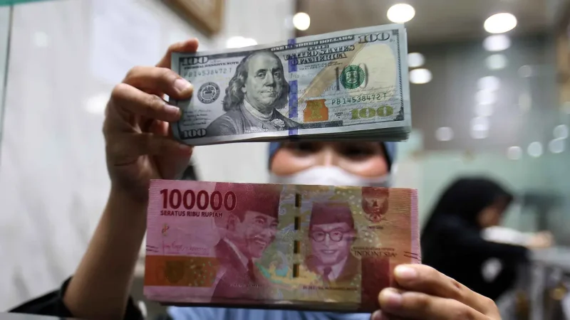 Rupiah melemah ke Rp18.033 per dolar AS di tengah sentimen pasar dan kebijakan suku bunga Bank Indonesia.(Foto : Kapanlagi.com/Budy Santoso)