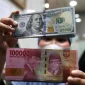 Rupiah melemah ke Rp18.033 per dolar AS di tengah sentimen pasar dan kebijakan suku bunga Bank Indonesia.(Foto : Kapanlagi.com/Budy Santoso)