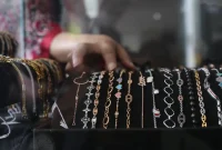 Daftar harga emas perhiasan di Raja Emas dan Laku Emas pada Selasa, 20 Oktober 2026.(Foto : Liputan6.com/Angga Yuniar)