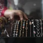Daftar harga emas perhiasan di Raja Emas dan Laku Emas pada Selasa, 20 Oktober 2026.(Foto : Liputan6.com/Angga Yuniar)