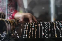 Harga emas Antam turun Rp20.000 menjadi Rp2.574.000 per gram pada Selasa (13/10/2026).(Liputan6.com/Angga Yuniar)