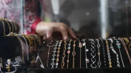 Harga emas Antam turun Rp20.000 menjadi Rp2.574.000 per gram pada Selasa (13/10/2026).(Liputan6.com/Angga Yuniar)