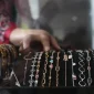 Harga emas Antam turun Rp20.000 menjadi Rp2.574.000 per gram pada Selasa (13/10/2026).(Liputan6.com/Angga Yuniar)