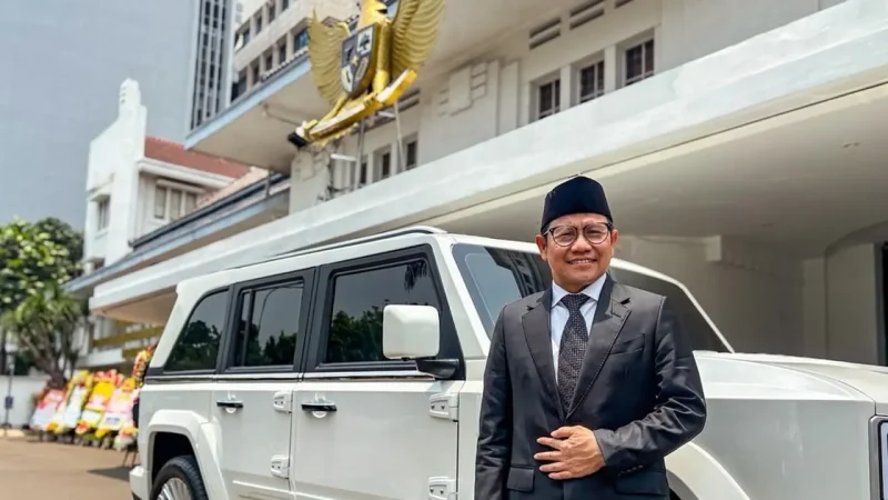 Muhaimin Iskandar memperlihatkan Maung Garuda yang digunakan sebagai kendaraan dinas menteri.(Foto : Instagram @cakiminow)