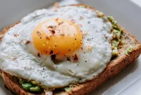 Konsumsi makanan bergizi terutama saat sarapan untuk memulai hari. (Foto: Unsplash/Ben Kolde)