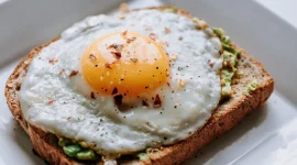 Konsumsi makanan bergizi terutama saat sarapan untuk memulai hari. (Foto: Unsplash/Ben Kolde)