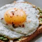 Konsumsi makanan bergizi terutama saat sarapan untuk memulai hari. (Foto: Unsplash/Ben Kolde)