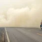 Kebakaran hutan dan lahan di Kalimantan dan Sumatera Selatan menyisakan titik panas serta memicu sebaran asap yang mengancam kualitas udara. (Foto : MUDA SAGALA/AFP)