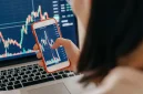 IHSG melemah, investor ritel menghadapi kerugian dan mengevaluasi strategi investasi.