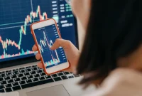 IHSG melemah, investor ritel menghadapi kerugian dan mengevaluasi strategi investasi.