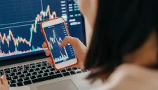 IHSG melemah, investor ritel menghadapi kerugian dan mengevaluasi strategi investasi.