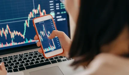 Investor memantau pergerakan IHSG di tengah penurunan pasar saham.