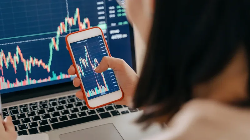 IHSG melemah, investor ritel menghadapi kerugian dan mengevaluasi strategi investasi.
