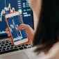 IHSG melemah, investor ritel menghadapi kerugian dan mengevaluasi strategi investasi.