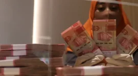 Rupiah melemah terhadap dolar AS pada perdagangan Selasa (13/10/2026) seiring meningkatnya tekanan geopolitik dan kenaikan harga minyak dunia.(Foto : Liputan6.com/Angga Yuniar)