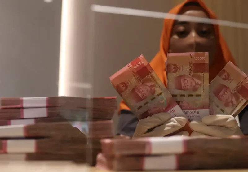 Rupiah melemah terhadap dolar AS pada perdagangan Selasa (13/10/2026) seiring meningkatnya tekanan geopolitik dan kenaikan harga minyak dunia.(Foto : Liputan6.com/Angga Yuniar)