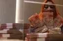 Rupiah melemah ke Rp18.074 per dolar AS saat harga minyak dunia melonjak akibat ketegangan di Timur Tengah.(Foto : Liputan6.com/Angga Yuniar)